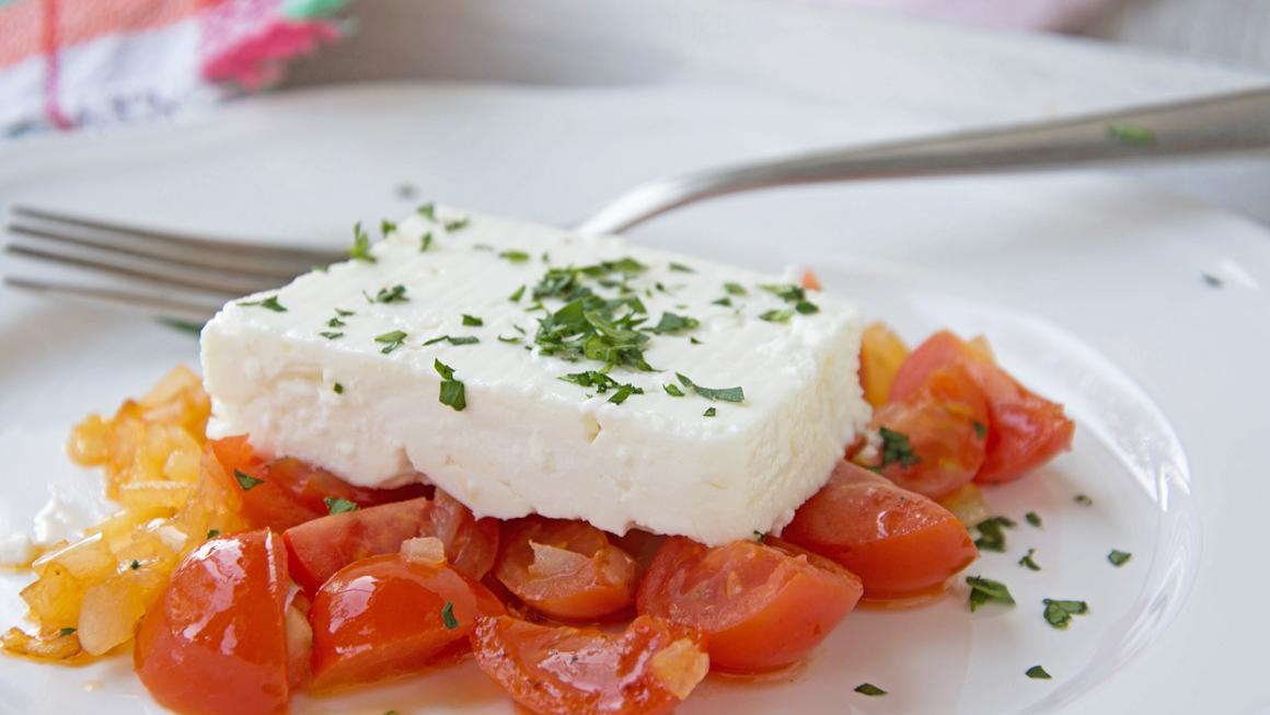 Gebratener Feta auf Gemüsebett-Rezept