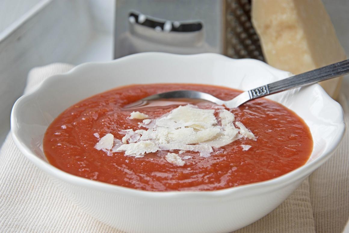 Tomaten-Bohnen-Suppe mit Parmesan