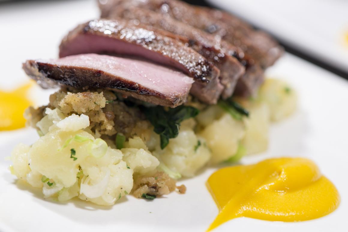 Wildschweinentrecote auf Kürbissauce
