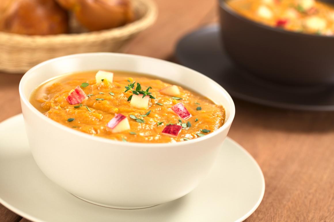 Curryrahmsuppe mit Äpfeln