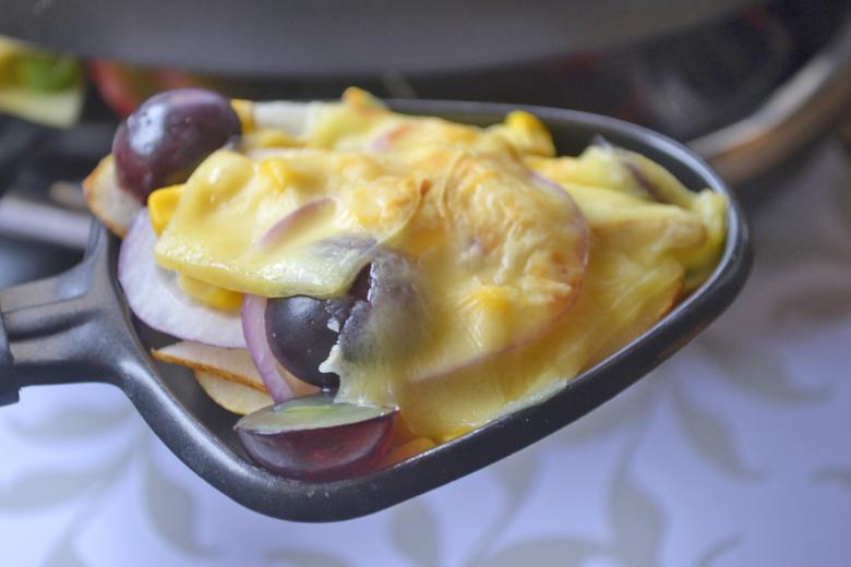 Raclette mit Trauben und Birne