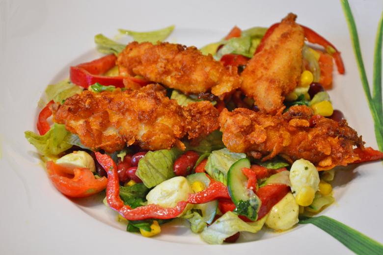 Pouletnuggets auf gemischtem Salat