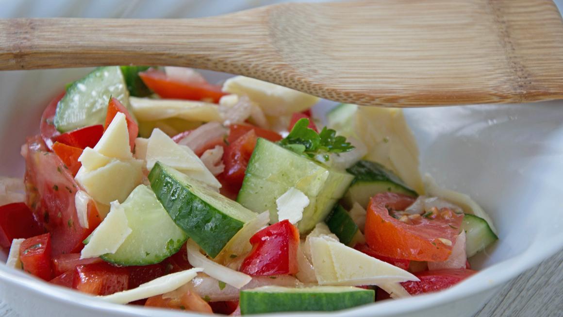 Tomaten-Gurken-Salat mit Harzer Käse