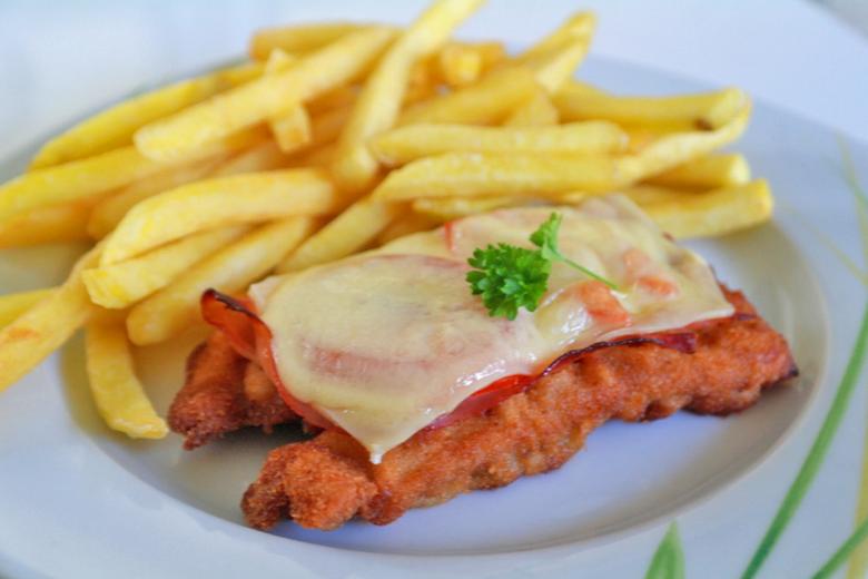Schnitzel mit Käse überbacken