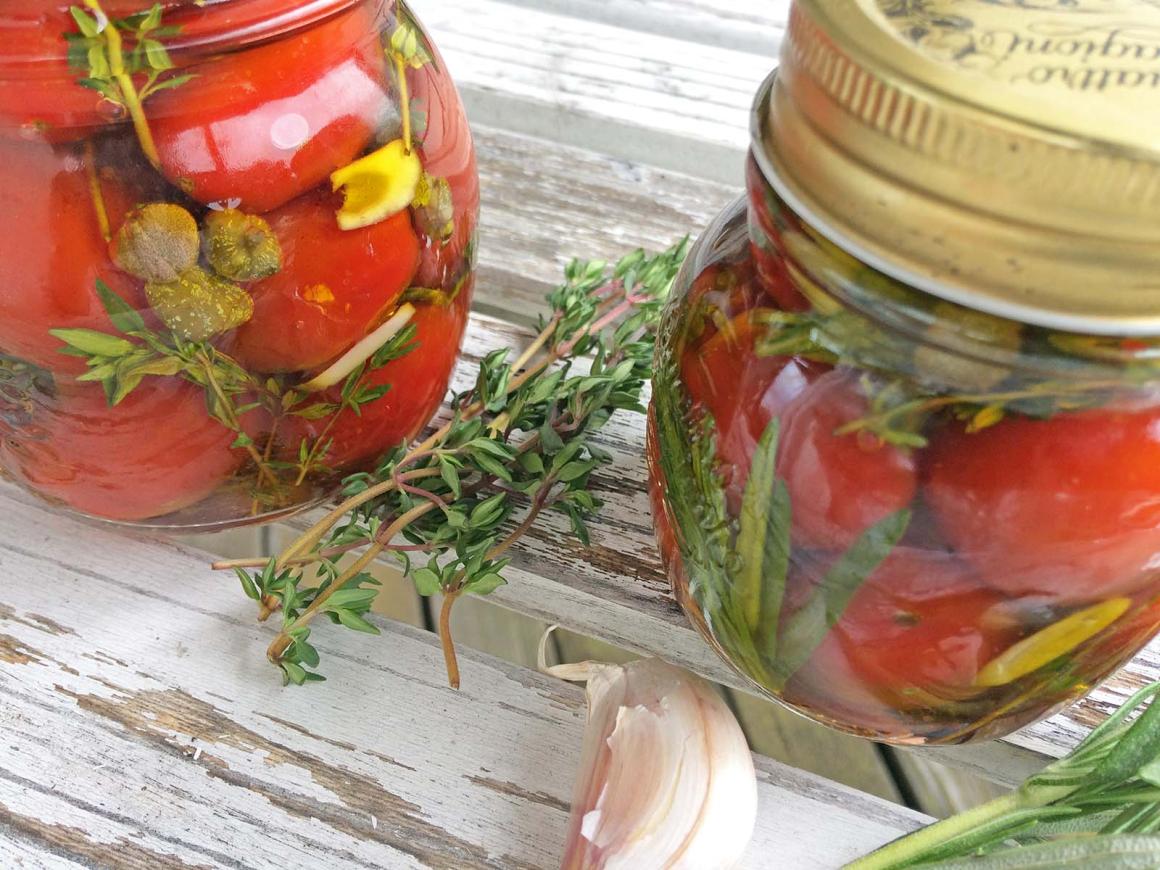 Eingelegte Cherrytomaten mit Kräutern