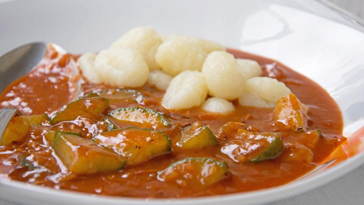Gurkengulasch mit Gnocchi