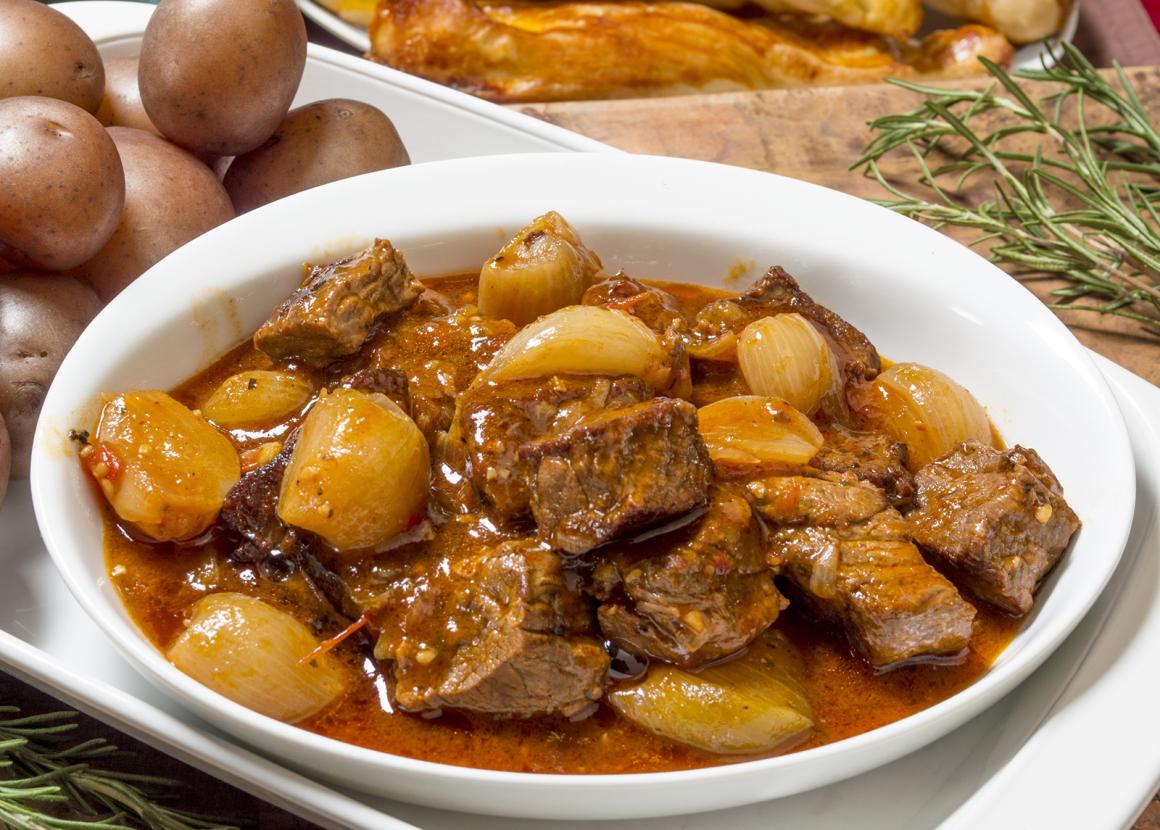 Stifado mit Rindfleisch