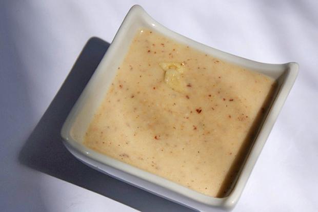 Knoblauchsauce-mit-Mandeln