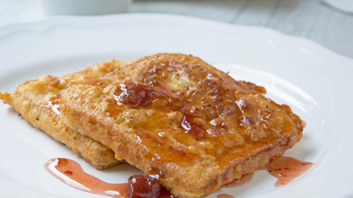 Gebratener Toast mit Erdbeerkonfitüre