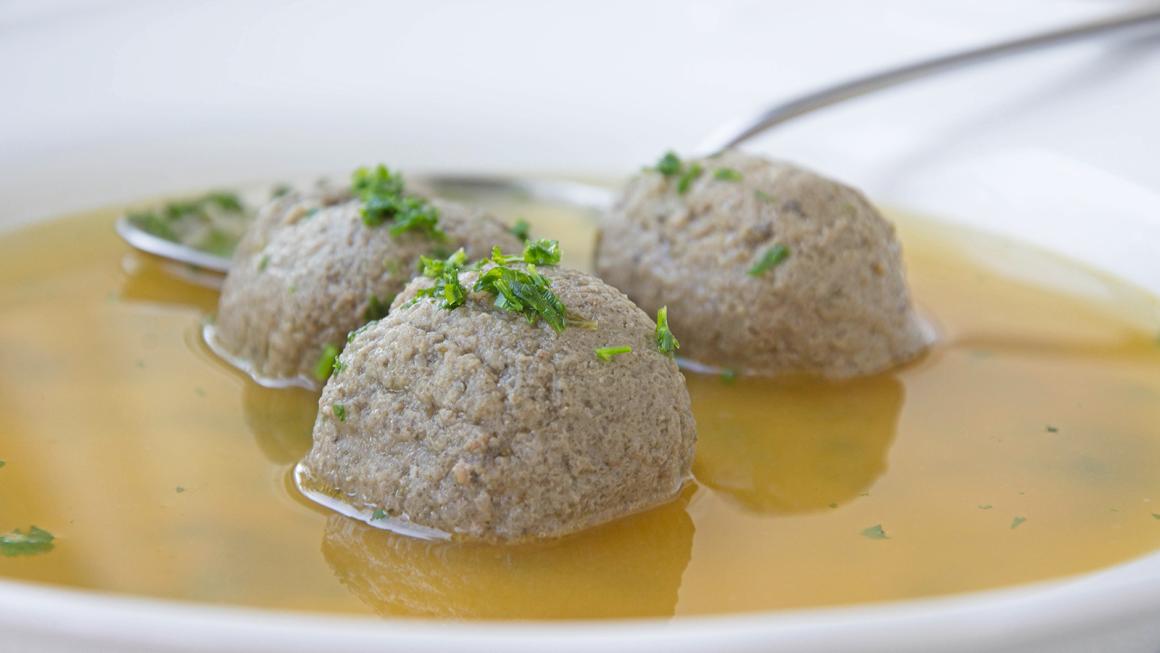 Leberknödelsuppe in Rindsbouillon
