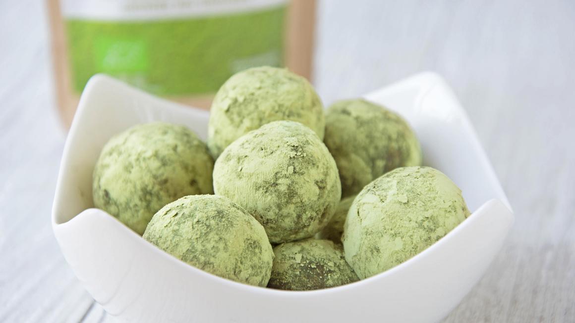 Energietrüffel mit Mandeln und Matcha
