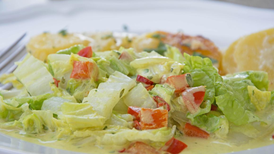 Kokosmilch Chinakohl an Curry-Dressing