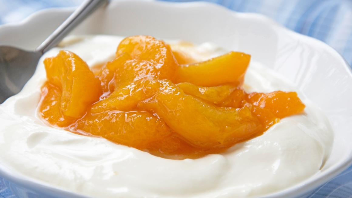 Aprikosenragout auf Joghurt