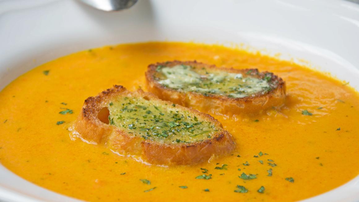 Schnelle Kürbissuppe mit Knoblauchbrot