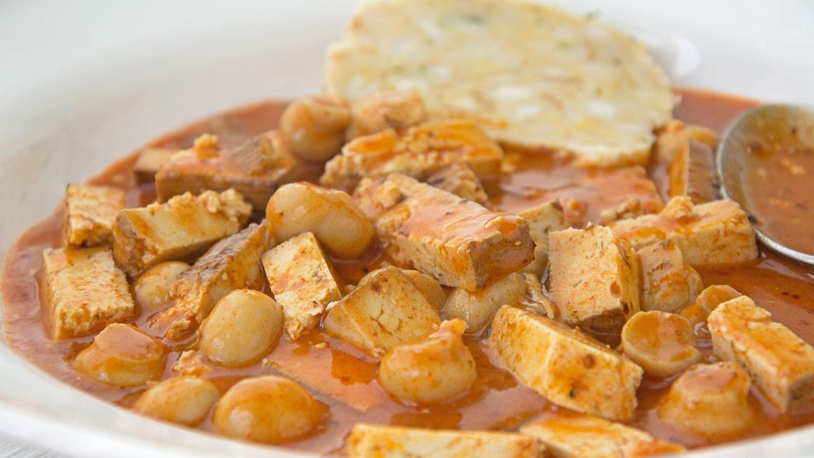 Vegetarisches Gulasch mit Tofu und Pilzen