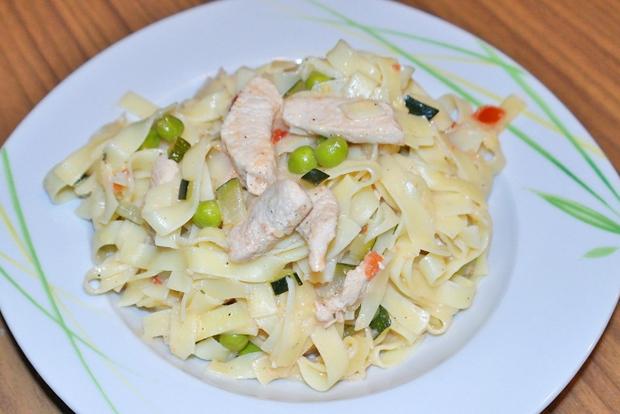 Zucchetti-Ragout-mit-Bandnudeln und Trute