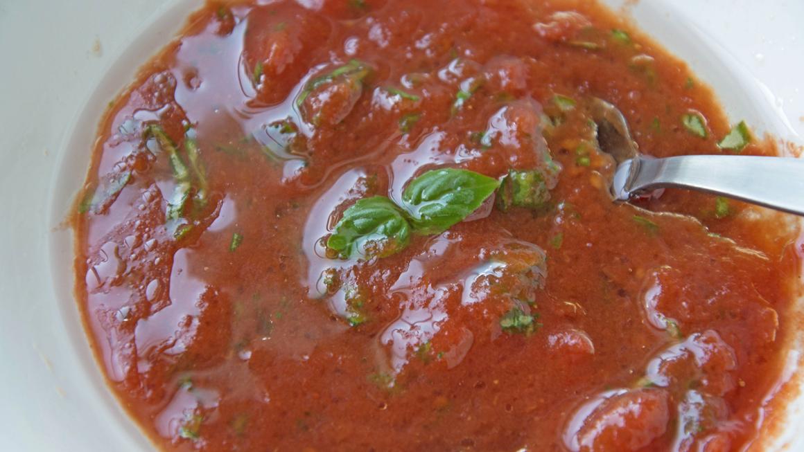 Tomaten-Basilikum-Salatsauce