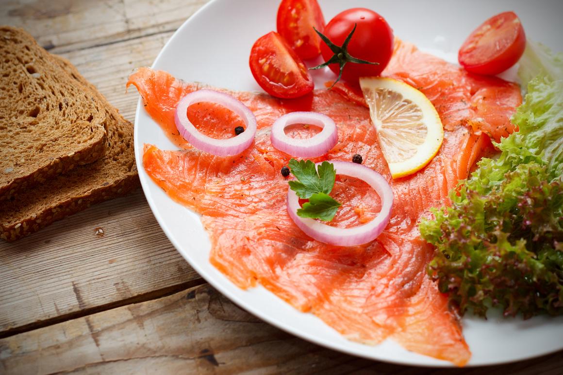 Räucherlachs-Carpaccio auf Meerrettichcreme