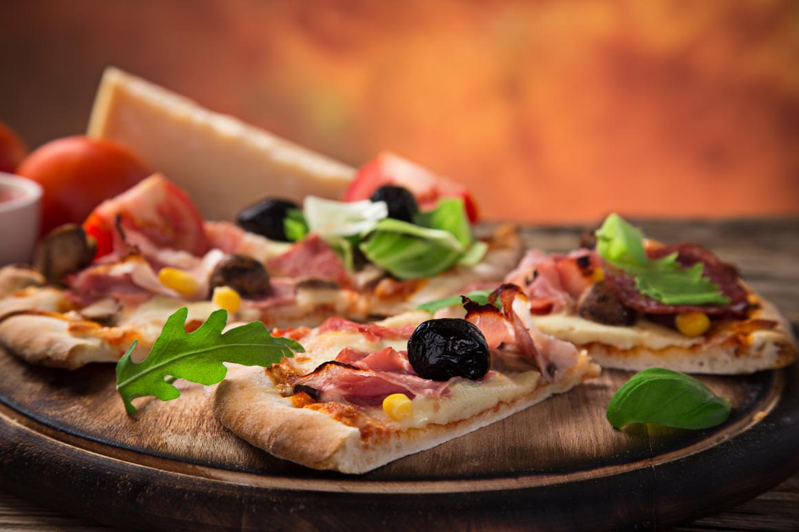 Knusprige Schinkenpizza mit Büffelmozzarella und Rucola