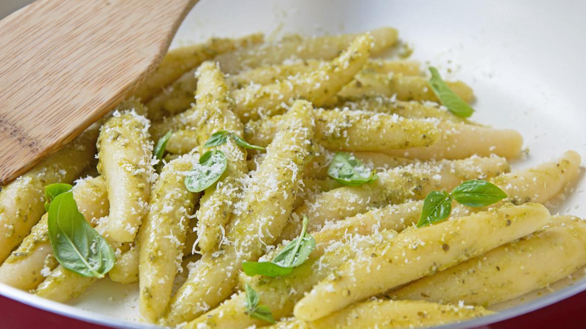 Gekochte Schupfnudeln mit Kräuterpesto
