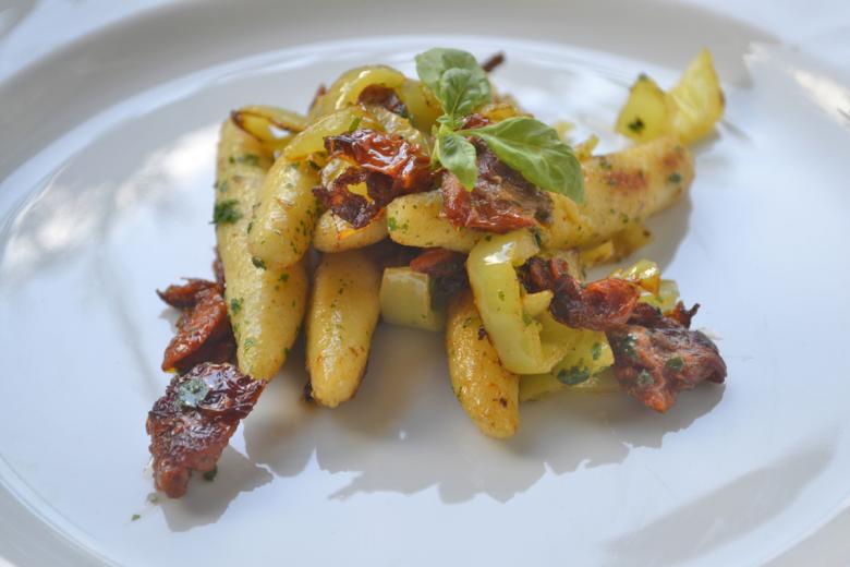 Schupfnudeln mit Peperoni und Tomate