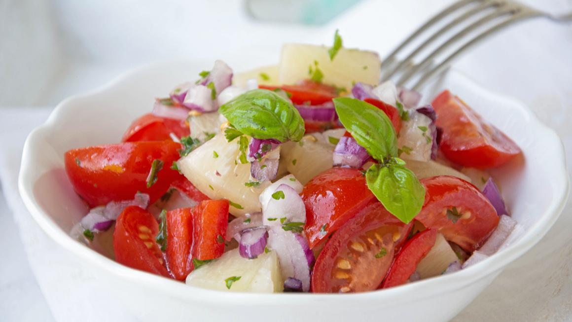 Salat mit frischer Ananas