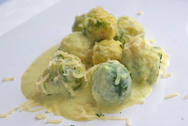 Rosenkohl mit Käsesauce