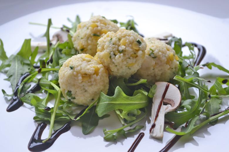 Linsenbällchen auf Salat