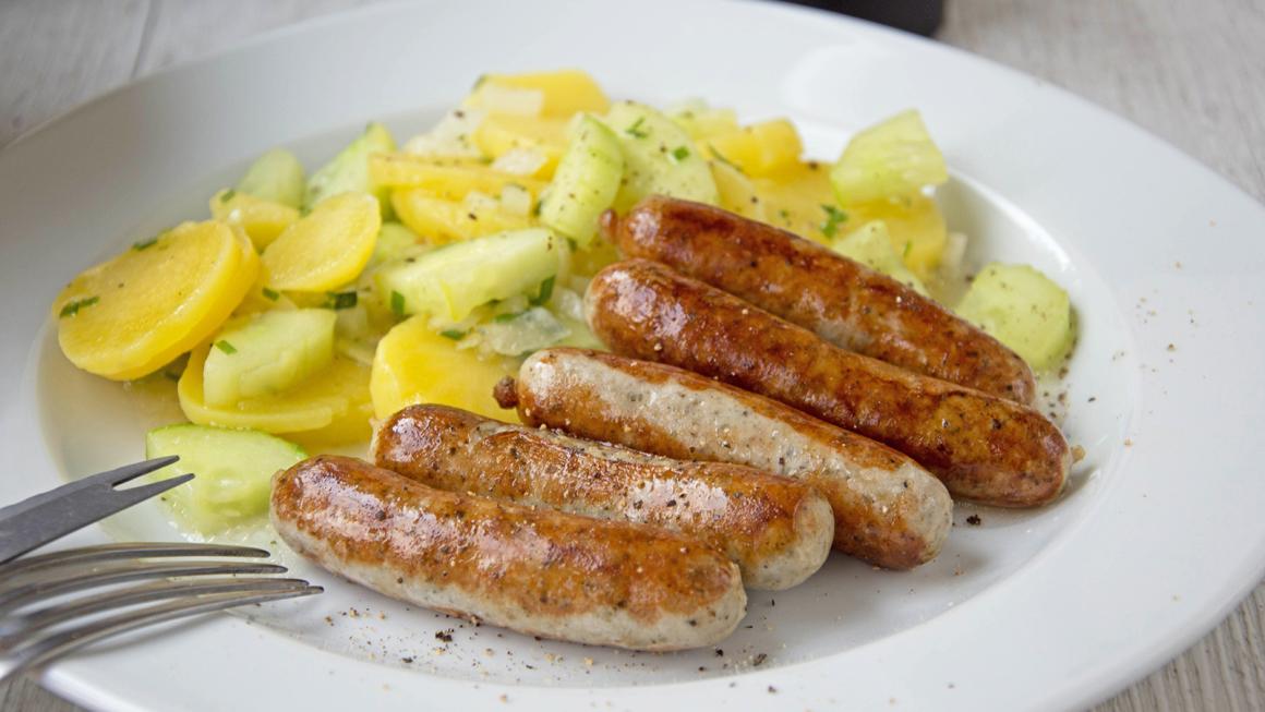 Bratwurst mit Kartoffel-Gurken-Salat