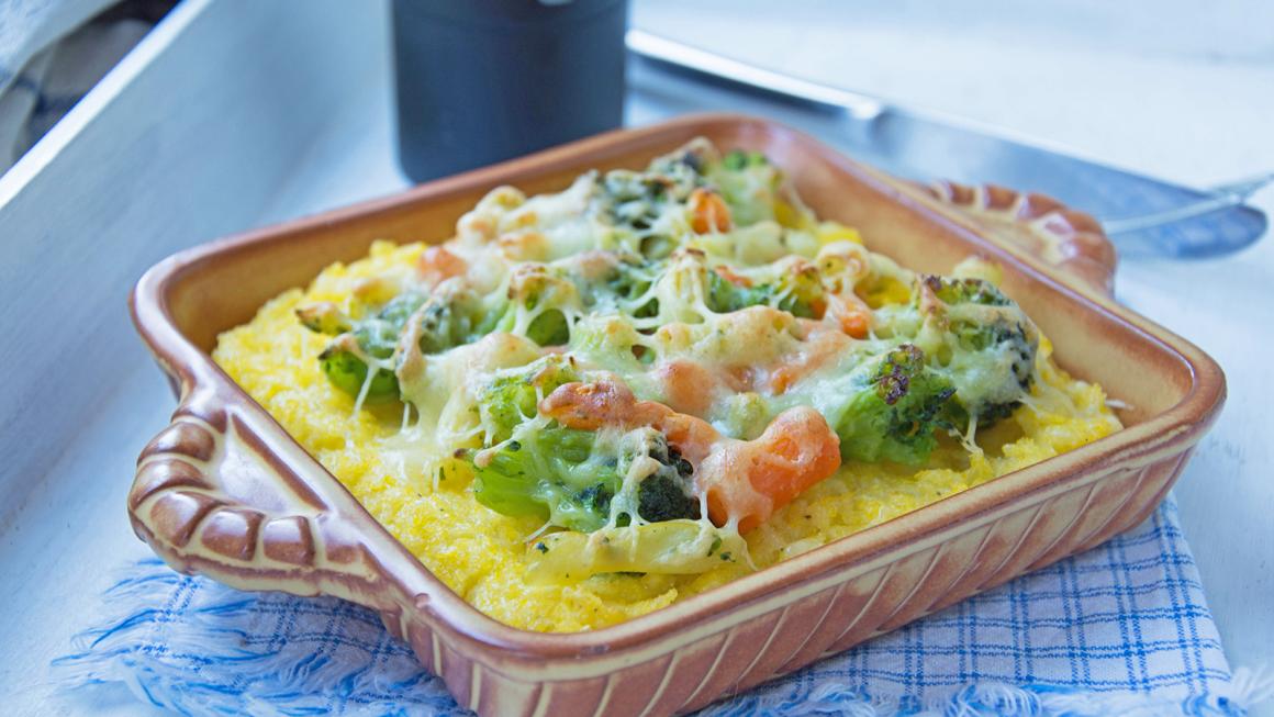 Mit Gemüsekruste überbackenes Polenta