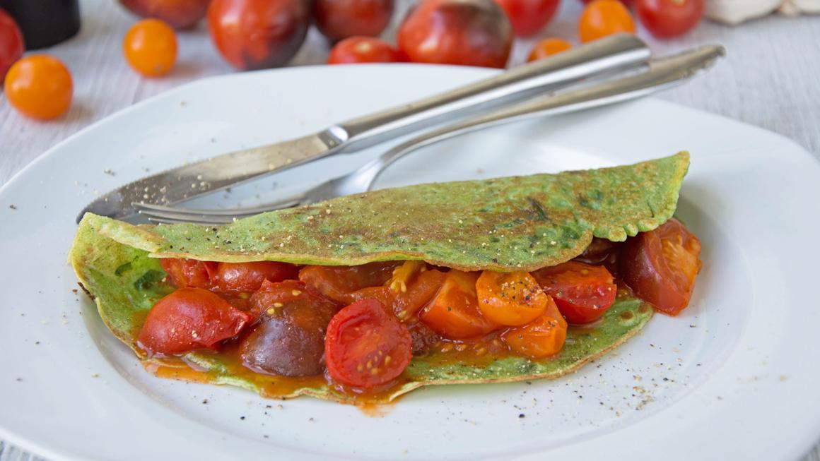Spinatpfannkuchen mit Tomatenfüllung
