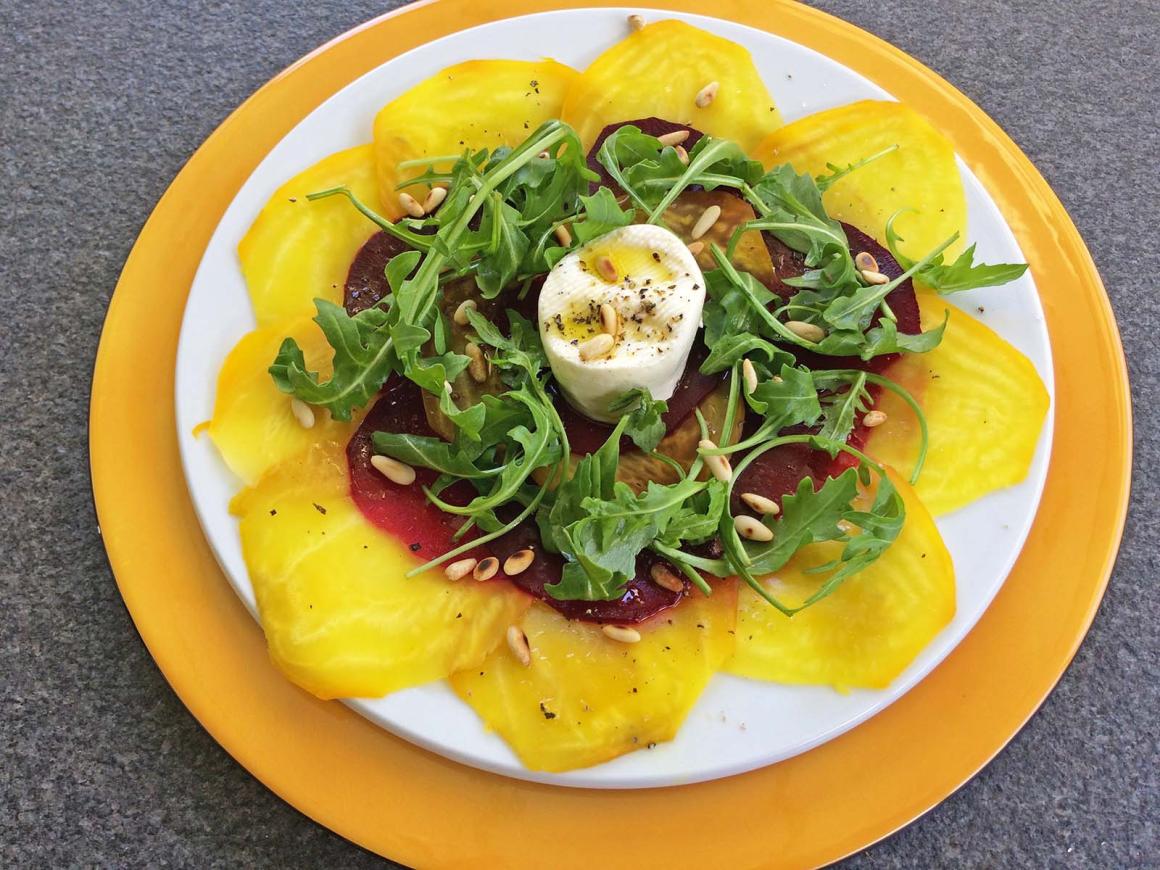 Buntes Randencarpaccio mit Tessinerfrischkäse