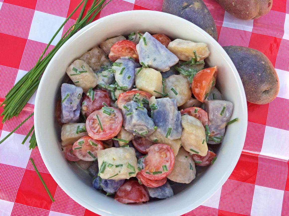Cremiger violett-bunter Kartoffelsalat