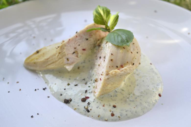 Pouletbrüstchen auf Kräutersauce