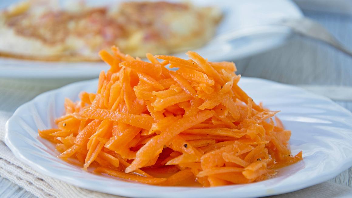 Rüeblisalat mit Orangensaft