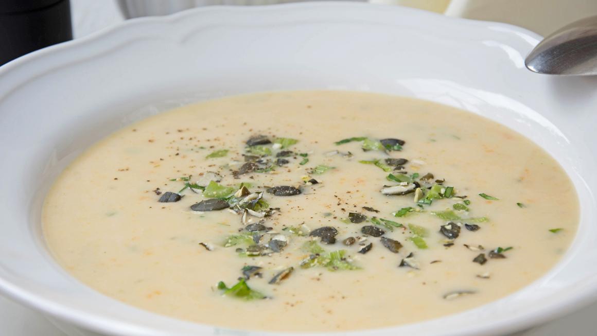 Kartoffelcremesuppe mit würziger Gremolata