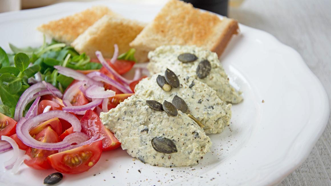 Kürbiskernmousse an frischem Salat
