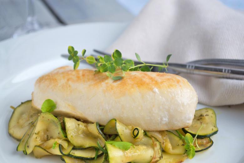 Pouletbrüstchen mit Zucchettisalat