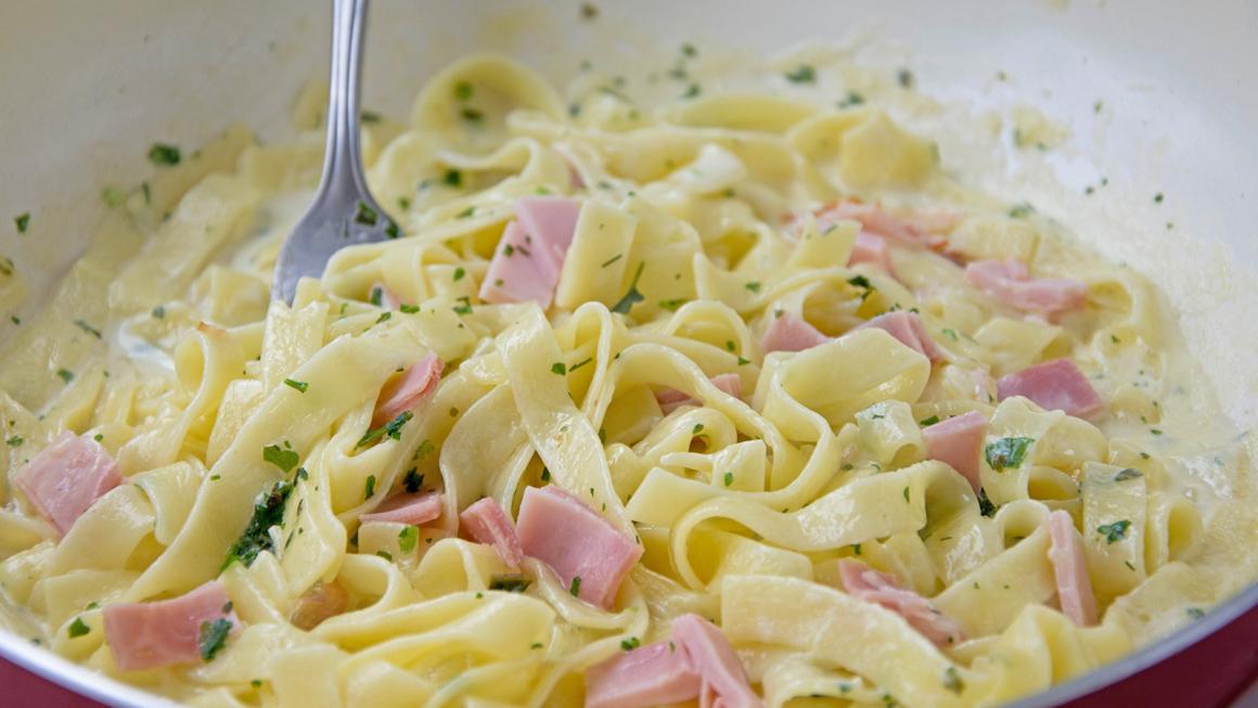 Bandnudeln mit Schinken-Kräutersauce