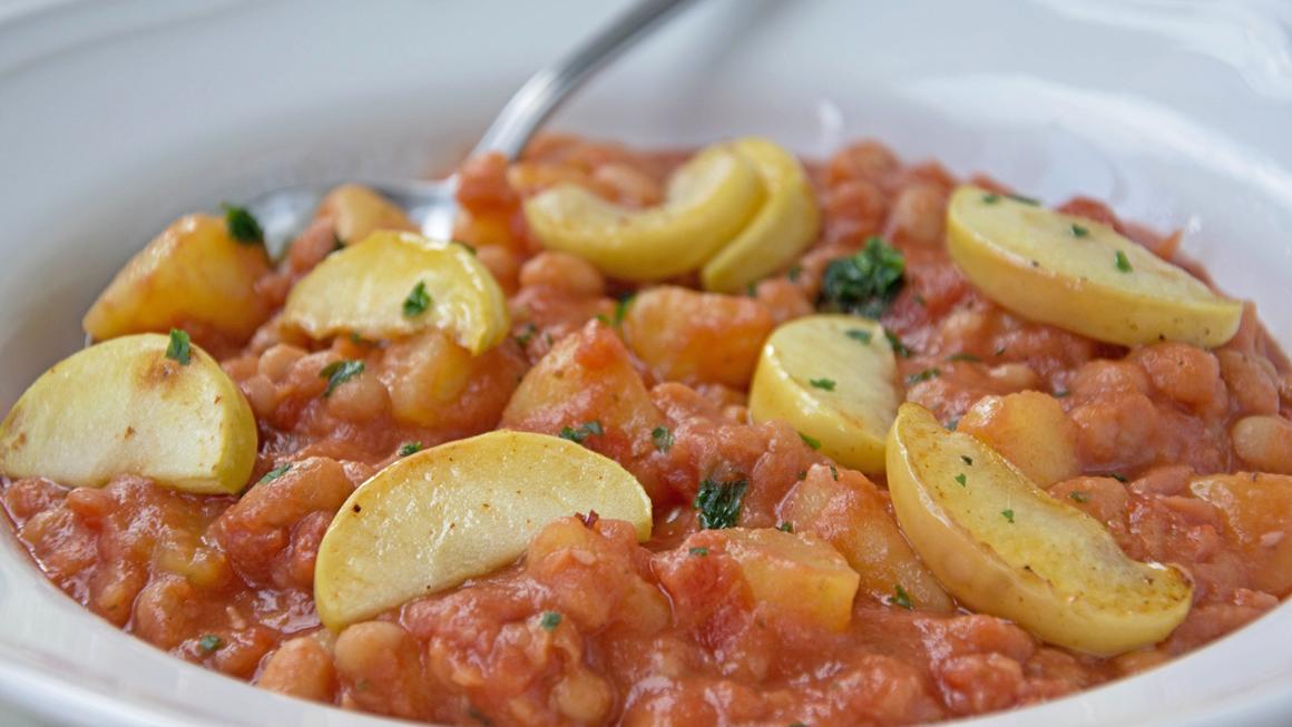 Pastinaken-Bohnen-Pfanne mit gebratenen Äpfeln