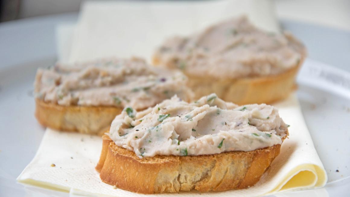 Bohnen-Basilikum-Crostini