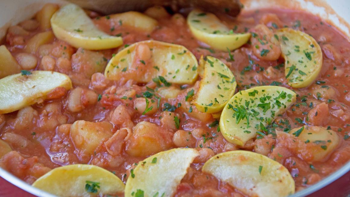 Bohnenpfanne mit Pastinaken und Äpfeln