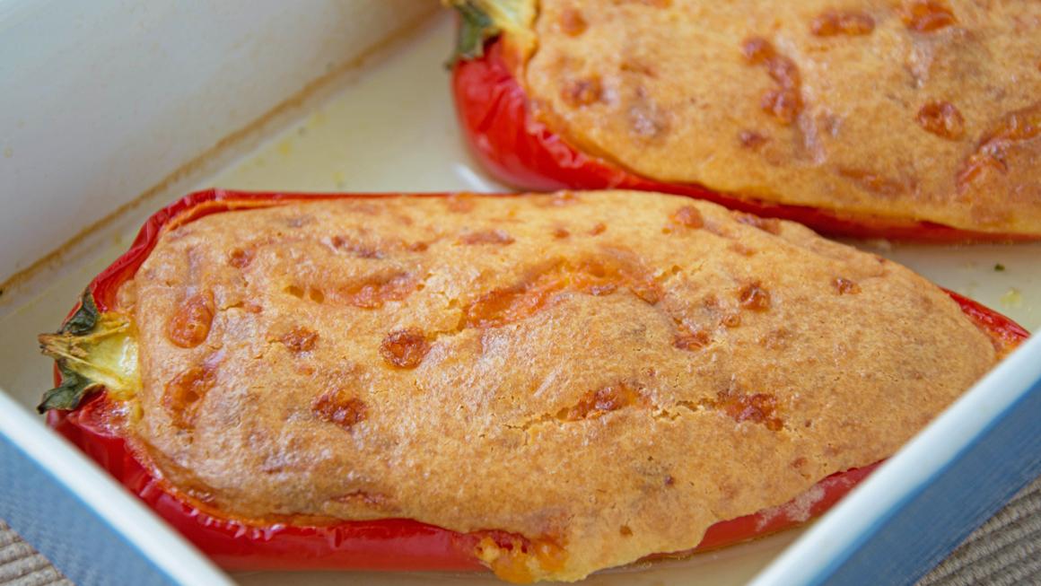 Mit Käse gefüllte Paprikaschoten