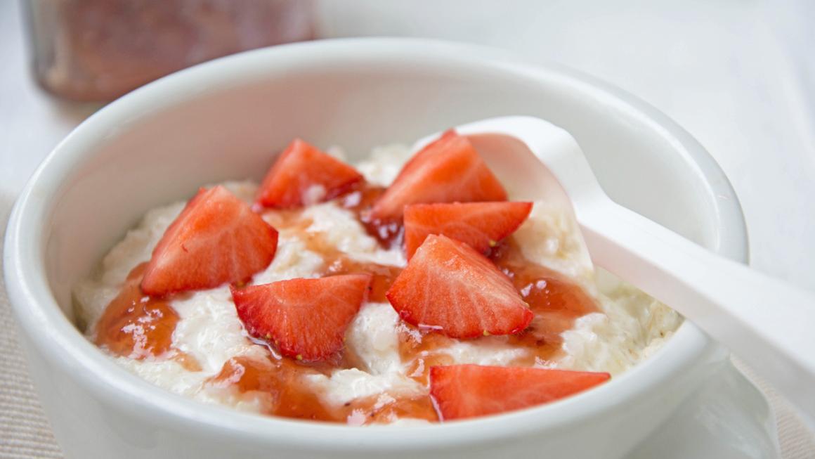 Veganer Kokosmilchreis mit Erdbeersauce