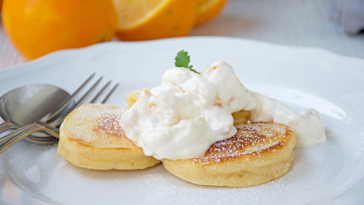 Orangen-Blinis an Orangen-Sauerrahm