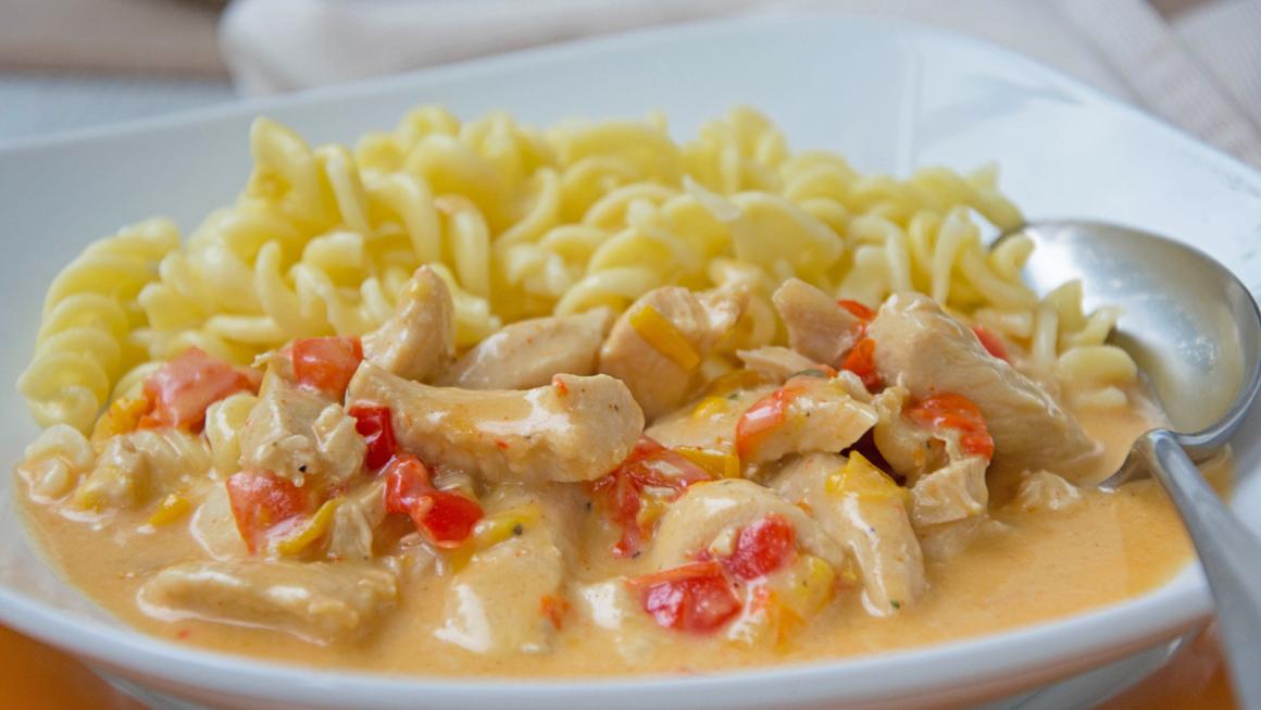 Hühnerfleisch mit Paprikarahmsauce