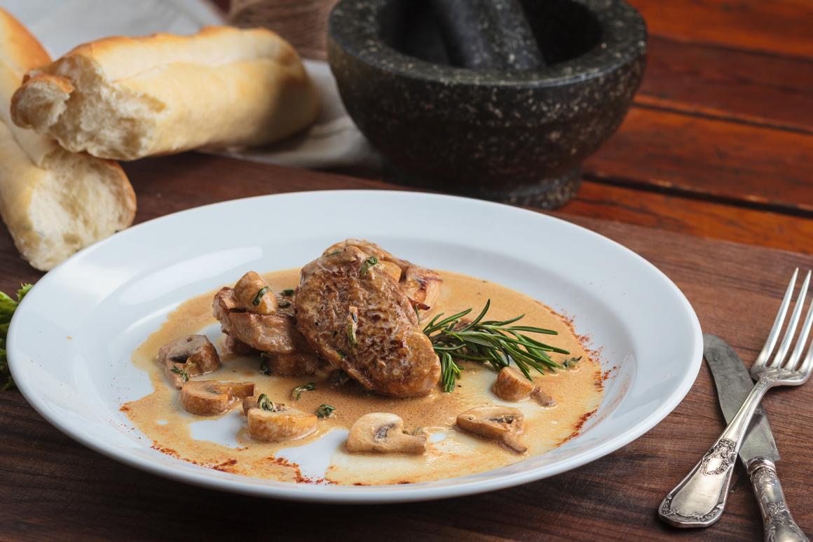 Kalbsrahmbraten an frischen Pilzen