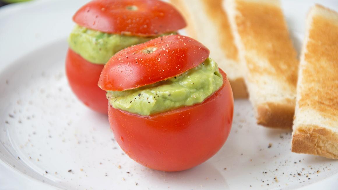 Tomaten mit gesunder Avocadofüllung