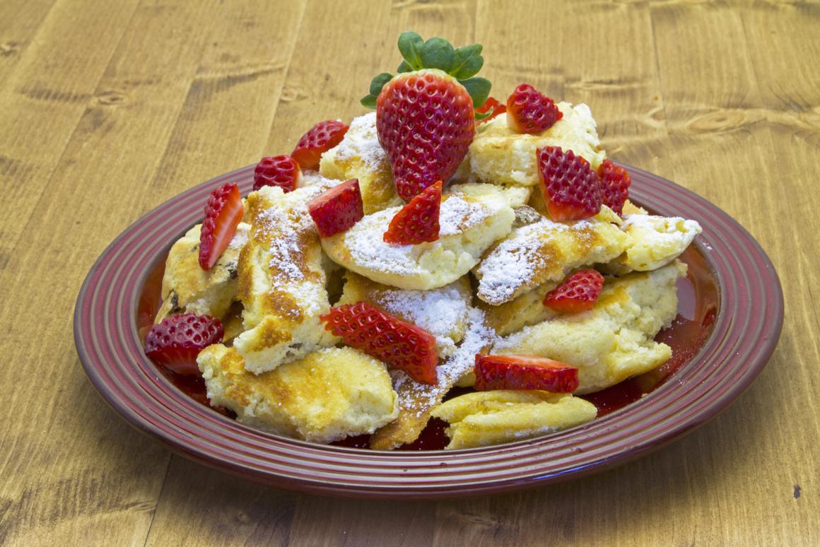 Kaiserschmarn mit Erdbeeren