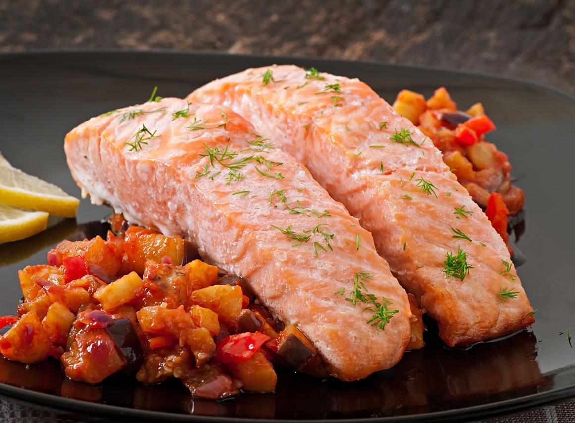Lachsfilet mit Gemüse